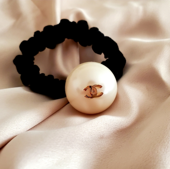 Chanel Gift With Purchase Big pearl scrunchie - Picture 1 of 3
